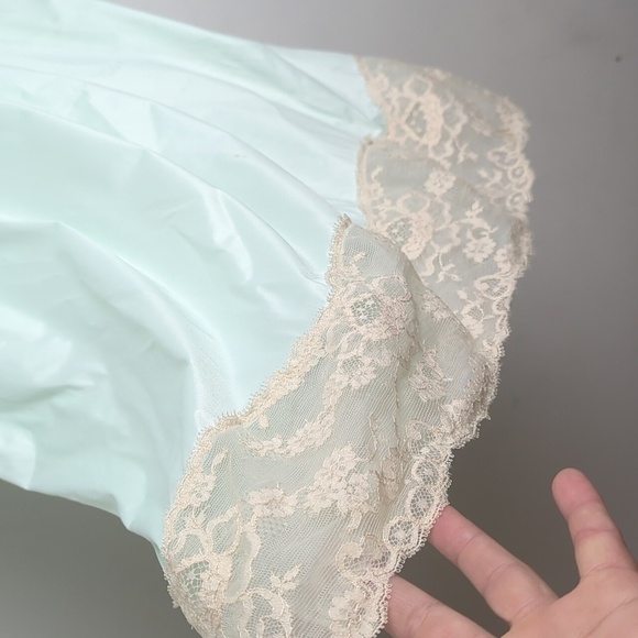 Vintage Vanity Fair Slip with Lace Trim Women's 34 - Picture 3 of 12